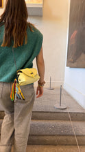 Charger l&#39;image dans la galerie, Sac Bee By Sandra tout en Cuir Jaune avec son Pimp ton Bee Acidulé 🍦
