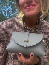 Charger l'image dans la galerie, SAC EN CUIR GRAINÉ GRIS ALMA
