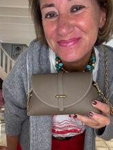 Upload image to gallery, SAC EN CUIR GRAINÉ TAUPE COUTURE BLANCHE DAVID
