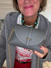Upload image to gallery, SAC EN CUIR GRAINÉ GRIS COUTURE BLANCHE GISELE
