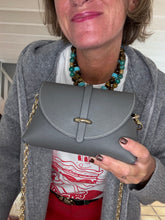 Upload image to gallery, SAC EN CUIR GRAINÉ GRIS COUTURE BLANCHE GISELE
