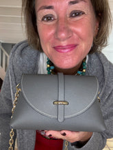 Upload image to gallery, SAC EN CUIR GRAINÉ GRIS COUTURE BLANCHE GISELE
