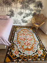 Charger l&#39;image dans la galerie, Tapis Moldaves Vintages en soie et laine bouillie Holà 1
