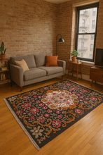 Charger l&#39;image dans la galerie, Tapis moldave dans un intérieur New Yorkais
