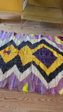 Charger et lire la vidéo dans la visionneuse de la Galerie, Tapis Kilim Boucherouite Neuf en coton et soie Good Vibes 2
