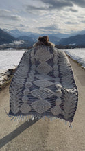 Charger et lire la vidéo dans la visionneuse de la Galerie, Tapis Béni Ouarain Neuf tissé sur un Kilim Neuf Hype 6
