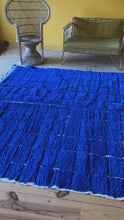 Charger et lire la vidéo dans la visionneuse de la Galerie, Tapis Béni Ouarain Neuf Blue Sky
