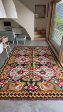 Charger et lire la vidéo dans la visionneuse de la Galerie, Tapis Moldave Kaléidoscope
