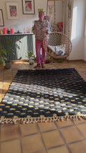 Charger et lire la vidéo dans la visionneuse de la Galerie, Tapis Béni Ouarain Neuf tissé sur un Kilim Vintage Iris 4
