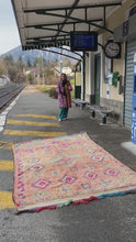 Charger et lire la vidéo dans la visionneuse de la Galerie, Tapis Boujaad Vintage Macaron
