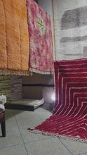 Charger et lire la vidéo dans la visionneuse de la Galerie, Tapis Béni Ouarain Neuf tout en relief Love
