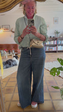 Charger et lire la vidéo dans la visionneuse de la Galerie, Sac Bee By Sandra tout en cuir croco doré 💫

