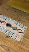 Charger et lire la vidéo dans la visionneuse de la Galerie, Tapis Boucherouite Neuf tissé sur un Kilim Neuf Candy 1
