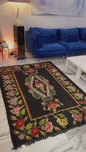 Charger et lire la vidéo dans la visionneuse de la Galerie, Tapis Moldave Vintage Diane 3
