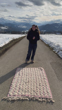 Charger et lire la vidéo dans la visionneuse de la Galerie, Tapis Béni Ouarain Neuf tissé sur un Kilim Neuf Hype 5
