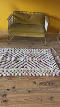 Charger et lire la vidéo dans la visionneuse de la Galerie, Tapis Béni Ouarain Neuf tissé sur un Kilim Neuf Bamba 2
