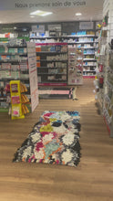 Charger et lire la vidéo dans la visionneuse de la Galerie, Tapis Boucherouite Vintage My Little French Pharmacy 3
