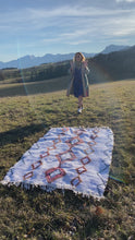 Charger et lire la vidéo dans la visionneuse de la Galerie, Tapis Boucherouite Neuf Floppy 2
