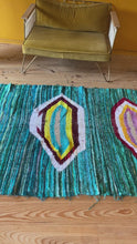 Charger et lire la vidéo dans la visionneuse de la Galerie, Tapis Kilim Boucherouite Neuf en coton et soie Good Vibes 4
