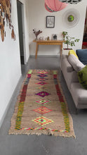 Charger et lire la vidéo dans la visionneuse de la Galerie, Tapis Azilal Vintage Lou 2
