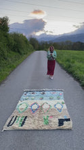 Charger et lire la vidéo dans la visionneuse de la Galerie, Tapis Boujaad Neuf en laine recyclée Night
