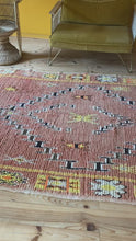 Charger et lire la vidéo dans la visionneuse de la Galerie, Tapis Boujaad Vintage Darius 2
