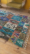 Charger et lire la vidéo dans la visionneuse de la Galerie, Tapis Boujaad Neuf en laine recyclée Happy Day 1
