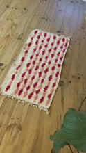 Charger et lire la vidéo dans la visionneuse de la Galerie, Tapis Boucherouite Neuf Tissé sur un Kilim Neuf Candy 2
