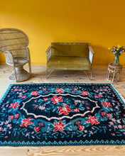 Charger l&#39;image dans la galerie, Tapis Moldave vintage fleurs sur fond noir
