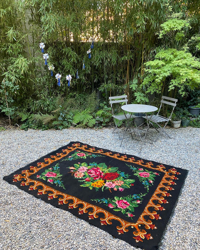 Tapis moldave dans un jardin avec motifs floraux