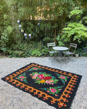 Charger l&#39;image dans la galerie, Kilim Moldave en extéireur joli jardin
