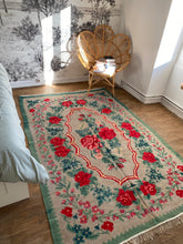 Charger l&#39;image dans la galerie, Kilim à la rose Moldavie
