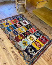 Charger l&#39;image dans la galerie, Tapis Azilal Vintage Party 3
