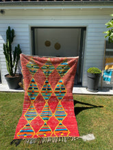 Charger l&#39;image dans la galerie, Tapis Azilal Vintage rose à motifs géométriques
