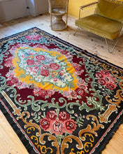 Charger l&#39;image dans la galerie, Tapis moldave en laine bouillie motifs floraux
