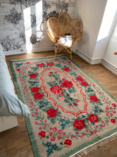 Charger l&#39;image dans la galerie, Tapis motif floral laine bouillie Moldavie
