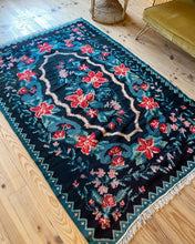 Charger l&#39;image dans la galerie, Tapis roumain ancien à fleur en laine bouillie
