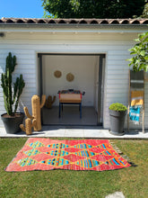 Charger l&#39;image dans la galerie, Tapis Azilal Vintage rose à motifs géométriques
