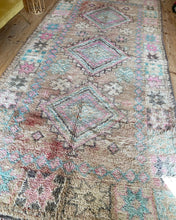 Charger l&#39;image dans la galerie, Tapis Boujaad Vintage Exceptionnel
