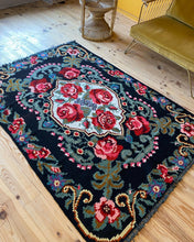 Charger l&#39;image dans la galerie, Tapis Moldave Vintage Rentrée 4
