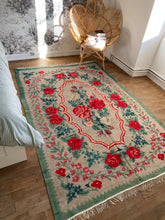 Charger l&#39;image dans la galerie, Tapis Moldave motif floral
