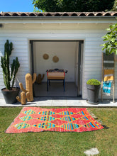 Charger l&#39;image dans la galerie, Tapis Azilal Vintage rose à motifs géométriques
